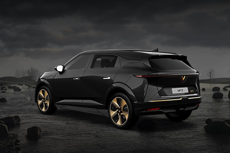 VF7 Dragon Forged tạo sự khác biệt bằng những chi tiết ngoại thất màu vàng ánh kim như viền xung quanh hốc gió trung tâm trên cản trước, vành la-zăng, nẹp trên cản sau và logo VinFast. Trong khi đó, những trang bị còn lại của xe không có gì khác VinFast VF7 Plus. Sẽ chỉ có 68 xe VinFast VF7 Dragon Forged được sản xuất.