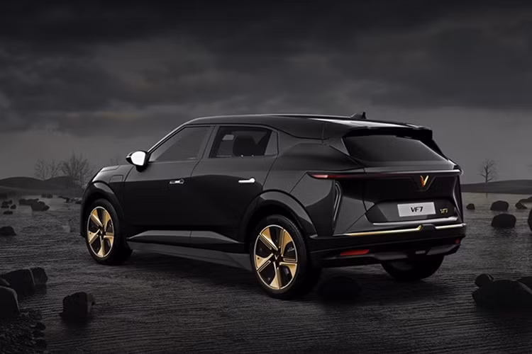 VF7 Dragon Forged tạo sự khác biệt bằng những chi tiết ngoại thất màu vàng ánh kim như viền xung quanh hốc gió trung tâm trên cản trước, vành la-zăng, nẹp trên cản sau và logo VinFast. Trong khi đó, những trang bị còn lại của xe không có gì khác VinFast VF7 Plus. Sẽ chỉ có 68 xe VinFast VF7 Dragon Forged được sản xuất.