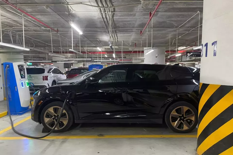 Một trong những khách hàng có mặt tại sự kiện bàn giao xe SUV điện VinFast VF7 Dragon Forged chính là ông Tom Feng, doanh nhân khá nổi tiếng khi luôn xuất hiện với tư cách khách hàng mua xe, trong 1 số sự kiện bàn giao xe của hãng VinFast tại Tp.HCM.