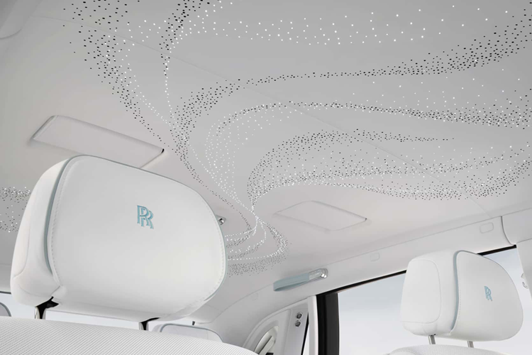 Mẫu xe sở hữu phần nóc xe nổi bật với đèn chiếu sáng trần sao và được chế tạo theo kiểu đặt riêng để tăng thêm cảm giác khác biệt cho người ngồi trong xe. Xe còn được trang bị khoảng 36 phần hoa văn thêu trên cửa và ghế với tổng số 633.000 mũi khâu, tính tổng chỉ riêng nội thất đã mất 40 giờ để sản xuất.