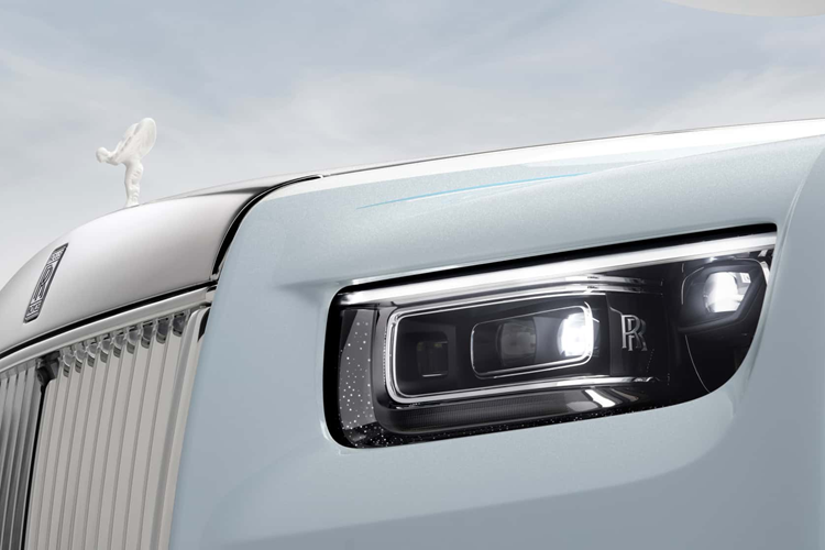 Ngoài ra, chiếc Rolls-Royce Phantom Scintilla siêu sang chảnh này cũng được trang bị đường coachline đôi kéo dài theo chiều dài thân xe với một đường sơn màu trắng và một đường màu xanh lam.