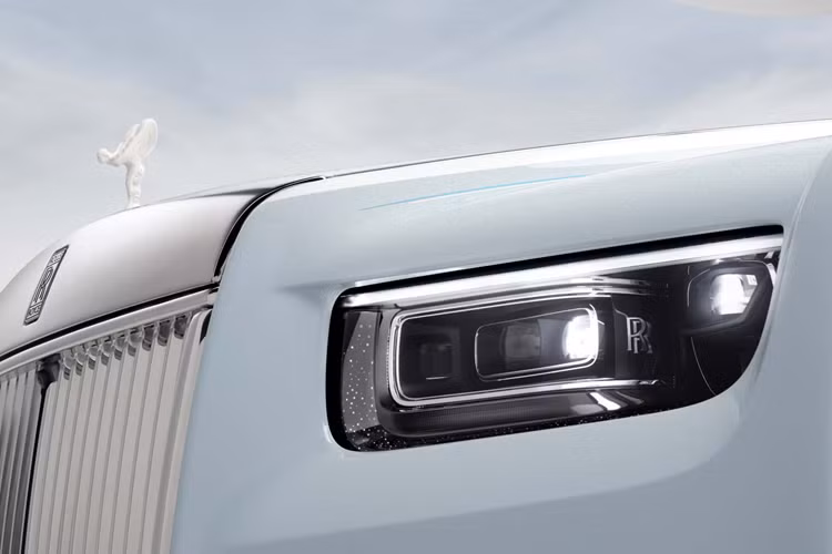 Ngoài ra, chiếc Rolls-Royce Phantom Scintilla siêu sang chảnh này cũng được trang bị đường coachline đôi kéo dài theo chiều dài thân xe với một đường sơn màu trắng và một đường màu xanh lam.