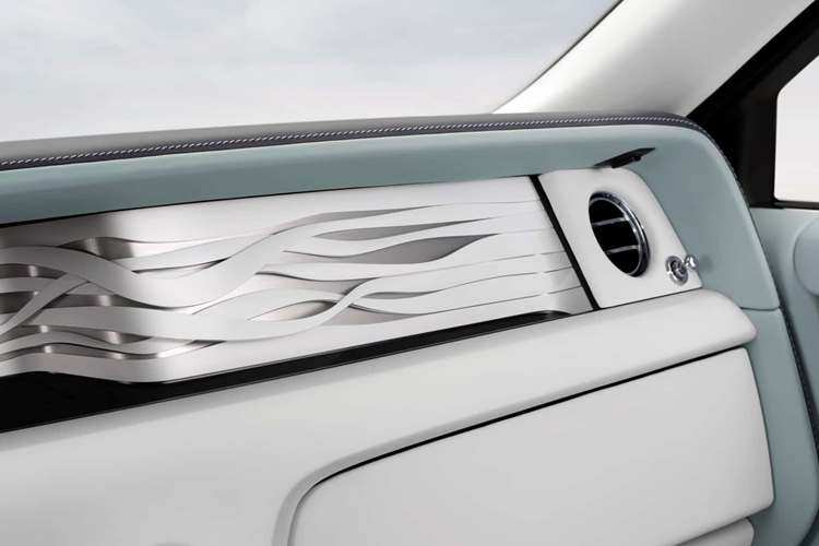 Chính bên trong nơi Phantom Scintilla thực sự tạo nên sự khác biệt. Rolls-Royce cho biết đội ngũ phát triển đã phải mất hơn hai năm rưỡi để phát triển cách bố trí nội thất của chiếc xe này.