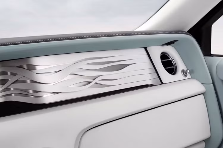 Chính bên trong nơi Phantom Scintilla thực sự tạo nên sự khác biệt. Rolls-Royce cho biết đội ngũ phát triển đã phải mất hơn hai năm rưỡi để phát triển cách bố trí nội thất của chiếc xe này.