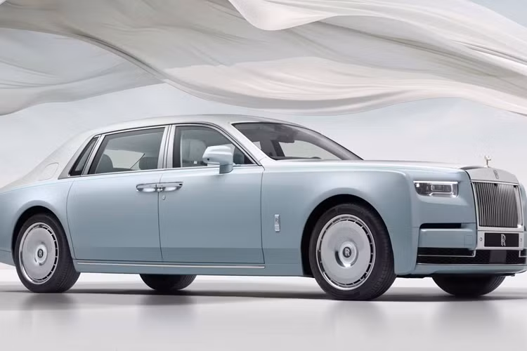 Sau khi thương hiệu Rolls-Royce ra mắt chiếc Spectre Semaphore độc nhất vô nhị, thương hiệu đã tiếp tục hé lộ một mẫu đặt riêng khác sẽ được ra mắt tại The Quail ở Monterey năm nay, chiếc xe mang tên Rolls-Royce Phantom Scintilla 2024 mới.