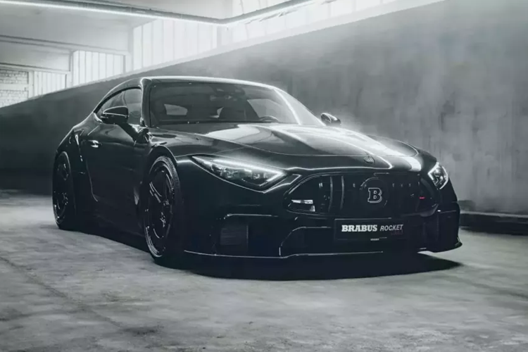 Mercedes-Benz đã sản xuất các phiên bản AMG, Maybach và Mythos PureSpeed của SL, nhưng không có phiên bản nào trong số chúng có mui cố định và kiểu thân xe như Rocket GTS của Brabus.