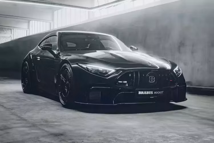 Mercedes-Benz đã sản xuất các phiên bản AMG, Maybach và Mythos PureSpeed của SL, nhưng không có phiên bản nào trong số chúng có mui cố định và kiểu thân xe như Rocket GTS của Brabus.