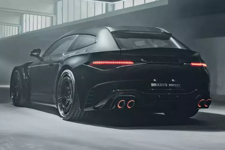 Nội thất được xử lý theo phong cách Brabus Masterpiece với da mềm và bọc Alcantara phủ toàn bộ cabin. Ví dụ cụ thể này kết hợp tông màu xám đá phiến và đen tuyền với đường khâu màu xám nhạt, tiếp tục chủ đề tối của ngoại thất carbon lộ ra. Người độ cũng bổ sung thêm một loạt các chi tiết chèn carbon, biểu tượng Brabus và điểm nhấn Shadow Gray.