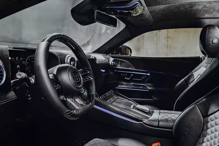 Đường mái phẳng, cánh gió đuôi vịt nổi bật và bộ khuếch tán phía sau hung hăng không chỉ để trưng bày, mà chúng chủ động tăng lực ép xuống mặt đường ở tốc độ cao. GTS chạy trên bánh xe Brabus Monoblock P Platinum Edition, với cánh gió carbon tích hợp được cho là hỗ trợ làm mát phanh.