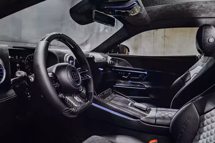 Đường mái phẳng, cánh gió đuôi vịt nổi bật và bộ khuếch tán phía sau hung hăng không chỉ để trưng bày, mà chúng chủ động tăng lực ép xuống mặt đường ở tốc độ cao. GTS chạy trên bánh xe Brabus Monoblock P Platinum Edition, với cánh gió carbon tích hợp được cho là hỗ trợ làm mát phanh.