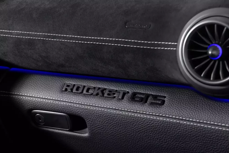 Một điểm nổi bật khác là ống xả titan phủ carbon bốn cạnh ở phía sau với nắp xả chủ động, mang đến cho Rocket GTS một bản nhạc phù hợp. Dưới nắp ca-pô, thiết lập hệ truyền động plug-in hybrid sẽ là sự kết hợp động cơ V8 tăng áp kép 4,5 lít được thiết kế lại hoàn toàn với động cơ điện chuyển tiếp, tạo ra công suất kết hợp 986 mã lực và mô-men xoắn cực đại 1.620 Nm.