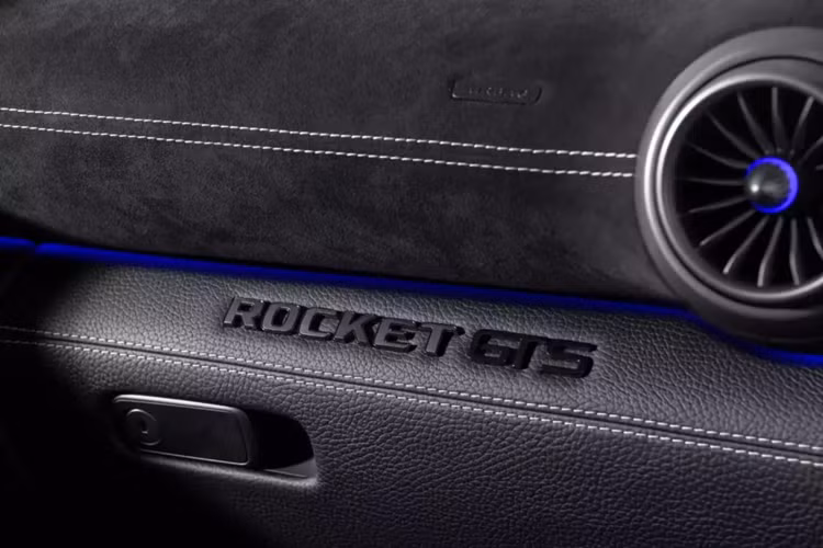 Một điểm nổi bật khác là ống xả titan phủ carbon bốn cạnh ở phía sau với nắp xả chủ động, mang đến cho Rocket GTS một bản nhạc phù hợp. Dưới nắp ca-pô, thiết lập hệ truyền động plug-in hybrid sẽ là sự kết hợp động cơ V8 tăng áp kép 4,5 lít được thiết kế lại hoàn toàn với động cơ điện chuyển tiếp, tạo ra công suất kết hợp 986 mã lực và mô-men xoắn cực đại 1.620 Nm.