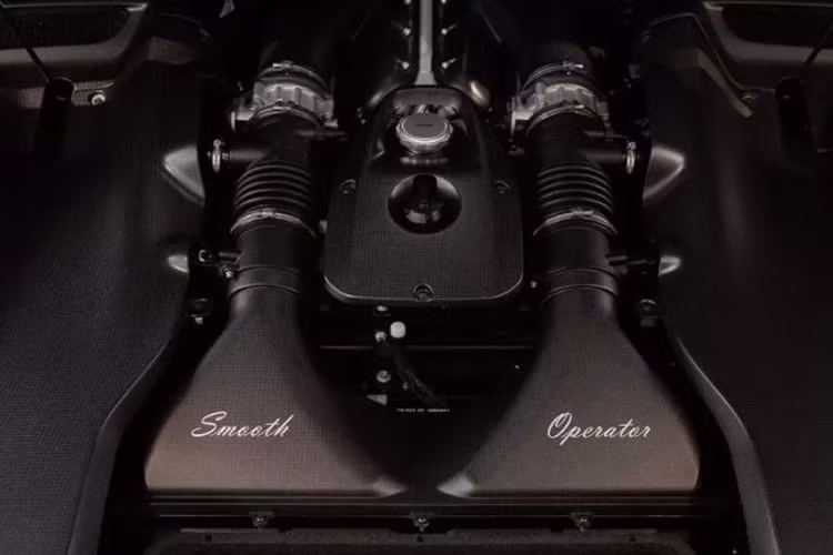 Ở phía trước, Ferrari Daytona SP3 nổi bật với bộ chia gió cỡ lớn và cản trước lấy cảm hứng từ dòng 330 P4, trong khi mũi xe thiết kế thấp hơn vòm bánh gợi nhớ tới những chiếc xe đua của Ferrari trong quá khứ. Daytona SP3 sở hữu cặp đèn pha LED được thiết kế tinh xảo, có cơ chế thu mở như đôi mắt của con người.