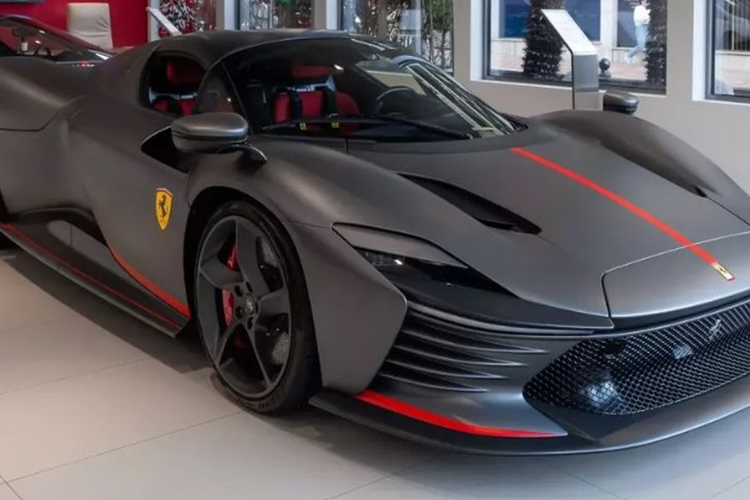 Chiếc xe được thiết kế bởi bộ phận cá nhân hóa Ferrari Tailor Made với tùy chọn màu sơn xám nhám Grigio Opaco kết hợp với các đường viền đỏ nổi bật. Theo Ferrari, nguồn cảm hứng cho ngoại thất chiếc xe này được lấy cảm hứng từ chính chiếc 812 mà tay đua này sở hữu.