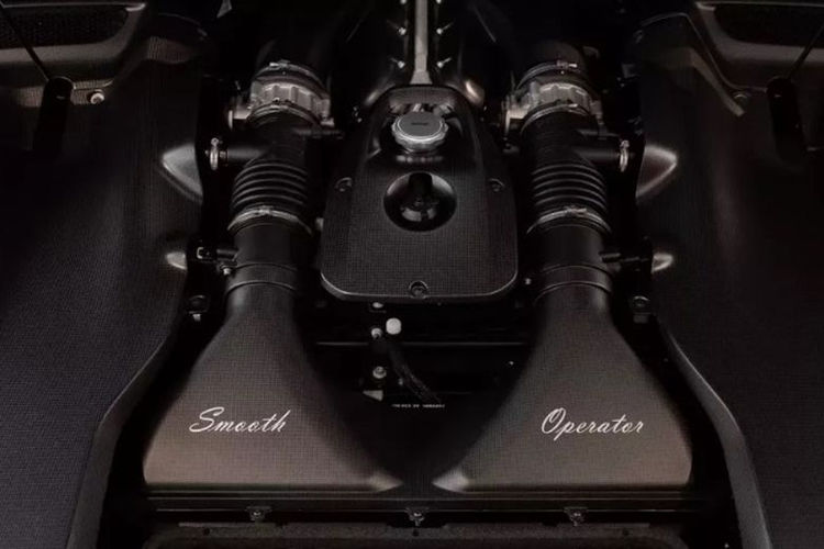 Ở phía trước, Ferrari Daytona SP3 nổi bật với bộ chia gió cỡ lớn và cản trước lấy cảm hứng từ dòng 330 P4, trong khi mũi xe thiết kế thấp hơn vòm bánh gợi nhớ tới những chiếc xe đua của Ferrari trong quá khứ. Daytona SP3 sở hữu cặp đèn pha LED được thiết kế tinh xảo, có cơ chế thu mở như đôi mắt của con người.