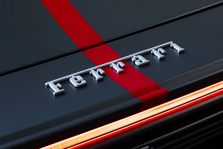 Vô lăng của Daytona SP3 khá giống với LaFerrari, tích hợp một loạt các phím bấm, cho phép người lái thao tác 80% chức năng của xe mà không phải buông tay ra khỏi vô lăng. Sức mạnh của Ferrari Daytona SP3 tới từ khối động cơ V12, 6.5L hút khí tự nhiên cho công suất 829 mã lực tại 9.250 vòng/phút và mô-men xoắn 697 Nm tại 7.250 vòng/phút, đi kèm hộp số 7 cấp ly hợp kép