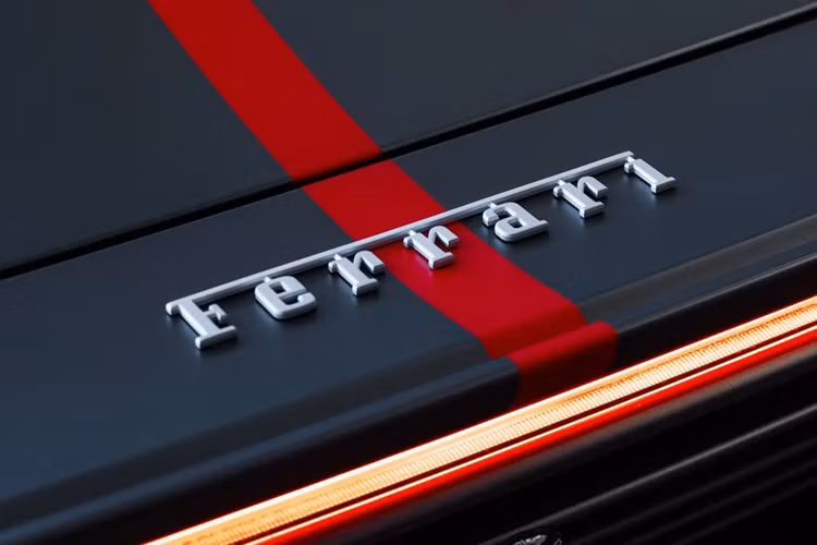 Vô lăng của Daytona SP3 khá giống với LaFerrari, tích hợp một loạt các phím bấm, cho phép người lái thao tác 80% chức năng của xe mà không phải buông tay ra khỏi vô lăng. Sức mạnh của Ferrari Daytona SP3 tới từ khối động cơ V12, 6.5L hút khí tự nhiên cho công suất 829 mã lực tại 9.250 vòng/phút và mô-men xoắn 697 Nm tại 7.250 vòng/phút, đi kèm hộp số 7 cấp ly hợp kép