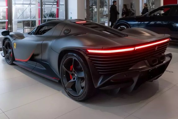 Theo công bố, mẫu siêu xe này có khả năng tăng tốc từ 0 lên 100 km/h trong 2,85 giây và 200 km/h trong 7,4 giây, tốc độ tối đa 340 km/h. Theo công bố, mức giá xe Ferrari Daytona SP3 có mức khởi điểm 2,3 triệu USD (tương đương khoảng 52 tỷ đồng).