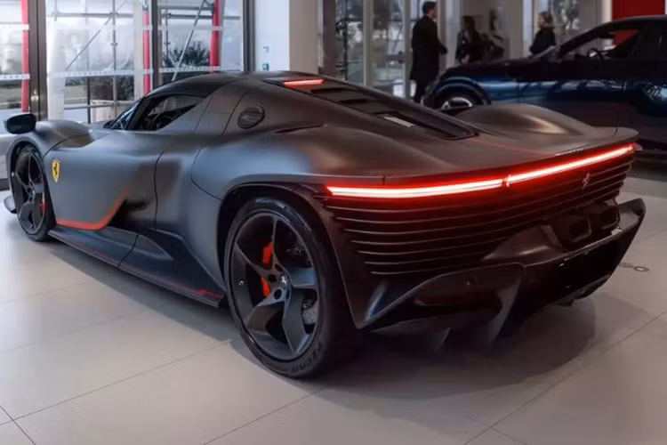 Theo công bố, mẫu siêu xe này có khả năng tăng tốc từ 0 lên 100 km/h trong 2,85 giây và 200 km/h trong 7,4 giây, tốc độ tối đa 340 km/h. Theo công bố, mức giá xe Ferrari Daytona SP3 có mức khởi điểm 2,3 triệu USD (tương đương khoảng 52 tỷ đồng).