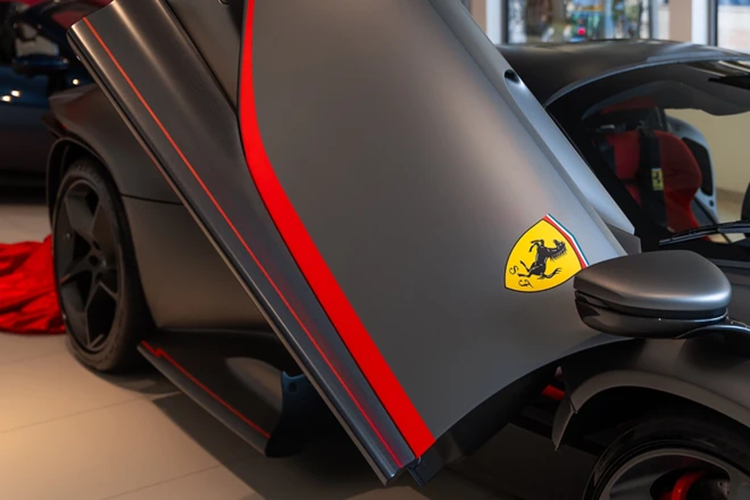 Phần ốp thân dưới của siêu xe này cũng được trang trí bằng viền đỏ, kết hợp với số xe 55 của tay đua này tại giải F1 được lồng ghép khéo léo. Các biểu tượng gợi nhắc tới Carlos Sainz Jr. như số xe 55 và biệt danh "Smooth Operator" cũng được sử dụng làm điểm nhấn cho chiếc siêu xe đặc biệt này.