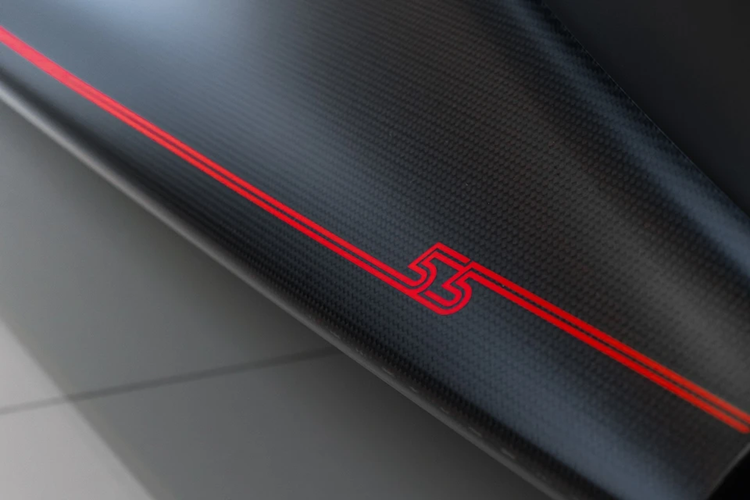 Bước vào trong cabin, thiết kế nội thất của Ferrari Daytona SP3 được lấy cảm hứng từ những chiếc xe đua của thập niên 60 với ghế ngồi tích hợp vào khung xe. Cụm đồng hồ kỹ thuật số có kích thước 16 inch, tích hợp thông tin giải trí.