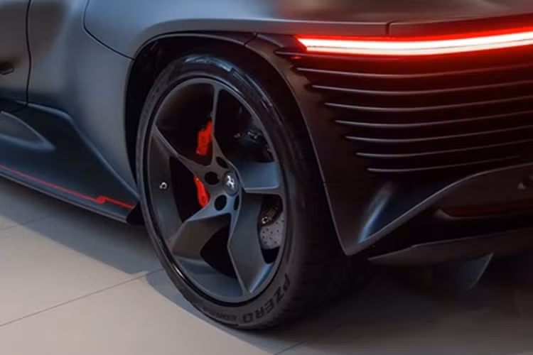 Điểm nhấn ấn tượng nhất trên Ferrari Daytona SP3 nằm ở khu vực đuôi xe. Chiếc hypercar có phần sau được thiết kế gần giống một mẫu concept nhưng pha chút nét cổ điển. Một loạt các thanh ngang màu đỏ trải dài cả đuôi xe, song song với nó là dải đèn LED ngang tích hợp cả cụm đèn hậu.