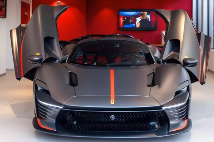 Không chỉ vậy, anh còn một trong số những người đã làm nên tên tuổi của đội đua Ferrari khi gặt hái rất nhiều thành công kể từ khi gia nhập vào năm 2021. Tuy nhiên, sau mùa giải 2024, Carlos sẽ rời đội Ferrari. Mới đây, Carlos Sainz Jr nhận bàn giao Ferrari Daytona SP3.