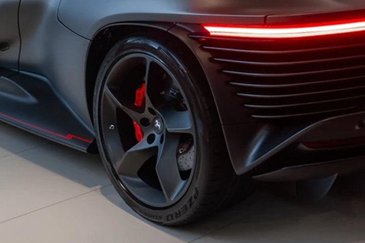 Điểm nhấn ấn tượng nhất trên Ferrari Daytona SP3 nằm ở khu vực đuôi xe. Chiếc hypercar có phần sau được thiết kế gần giống một mẫu concept nhưng pha chút nét cổ điển. Một loạt các thanh ngang màu đỏ trải dài cả đuôi xe, song song với nó là dải đèn LED ngang tích hợp cả cụm đèn hậu.