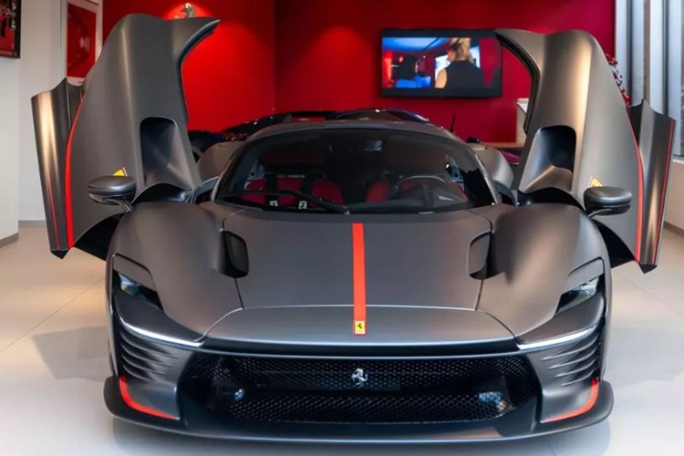 Không chỉ vậy, anh còn một trong số những người đã làm nên tên tuổi của đội đua Ferrari khi gặt hái rất nhiều thành công kể từ khi gia nhập vào năm 2021. Tuy nhiên, sau mùa giải 2024, Carlos sẽ rời đội Ferrari. Mới đây, Carlos Sainz Jr nhận bàn giao Ferrari Daytona SP3.