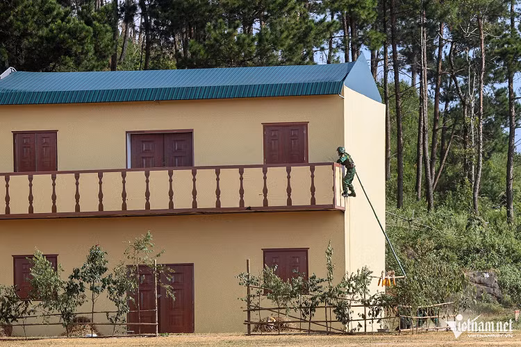 Diễn tập tiếp cận mục tiêu giải cứu con tin.