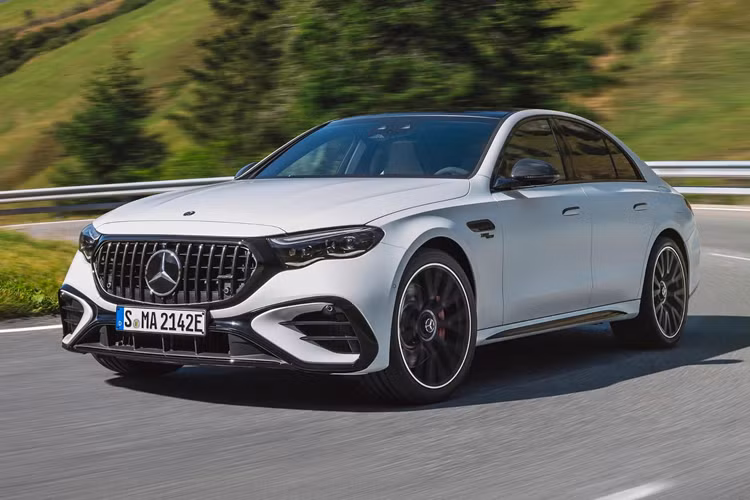 Sau màn ra mắt của Mercedes-Benz E-Class thế hệ thứ 6 hoàn toàn mới (tên mã W214) vào năm 2023, giờ đây hãng xe Đức giới thiệu thêm phiên bản hiệu năng cao AMG đầu tiên của dòng xe này với tên gọi Mercedes-AMG E53 Hybrid 4Matic+ 2024 mới.