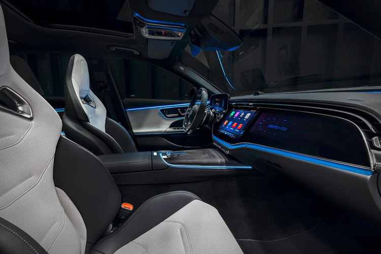 Khi kích hoạt chương trình Electric, xe có thể chạy hoàn toàn bằng điện được khoảng 90-101 km theo tiêu chuẩn WLTP. Nếu dùng Battery Hold, cả động cơ đốt trong và mô-tơ điện đều sẽ được vận dụng nhưng không làm hao năng lượng đã lưu trong pin, qua đó cho phép người lái tiết kiệm pin để dùng cho những trường hợp cần thiết hơn.