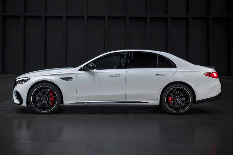 Với chức năng kiểm soát khởi động Race Start (một phần của Gói AMG Dynamic Plus), tổng công suất được tăng lên 603 mã lực và khả năng tăng tốc từ 0-100 km/h chỉ mất 3,8 giây, nhanh hơn 0,7 giây so với mẫu E53 trước đây và chỉ chậm hơn 0,6 giây so với mẫu E63 S trang bị động cơ V8.