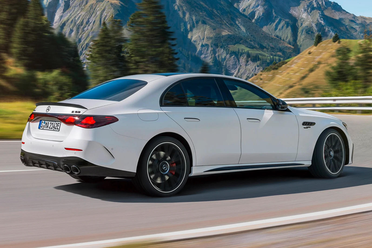 Hệ truyền động hybrid sạc điện của E53 2024 kết hợp động cơ xăng 6 xy-lanh 3.0L công suất 443 mã lực với một mô-tơ điện công suất 161 mã lực, tạo nên tổng công suất cực đại 577 mã lực và mô-men xoắn 750 Nm, truyền tới các bánh xe thông qua hộp số tự động 9 cấp AMG Speedshift TCT 9G và hệ dẫn động 4 bánh biến thiên 4Matic+.