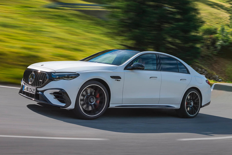 Ghế thể thao AMG bọc da tổng hợp Artico và sợi Microcut với đường khâu màu đỏ và đồ họa độc quyền là tiêu chuẩn, ghế AMG Performance là tùy chọn. Xe có cả 2 kiểu thân sedan và estate (wagon) sẽ được bán ra vào cuối năm nay, mức giá xe Mercedes-AMG E53 2024 hiện chưa tiết lộ.