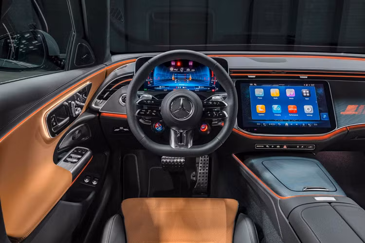 Với gói tùy chọn AMG Driver’s Package, tốc độ tối đa được giới hạn điện tử ở mức 280 km/h. Mercedes tuyên bố E53 Hybrid có thể di chuyển với tốc độ lên tới 140 km/h chỉ bằng năng lượng điện.