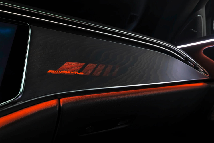 So với trục trước, trục sau đánh lái ngược hướng nếu vận tốc di chuyển dưới ngưỡng 100 km/h và đồng hướng nếu trên 100 km/h. Giảm xóc hai van có thể điều chỉnh điều chỉnh từng bánh xe dựa trên điều kiện đường và tình huống lái với 3 chế độ Comfort, Sport và Sport+. Đĩa phanh thông gió 14,5 inch ở phía trước và đĩa 14,1 inch phía sau.