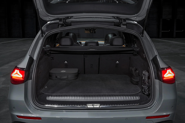 Trục trước có chiều rộng rãnh trội hơn so với E-Class tiêu chuẩn, trong khi trục sau được hưởng lợi từ cơ chế đàn hồi cứng hơn cho các giá đỡ cao su.