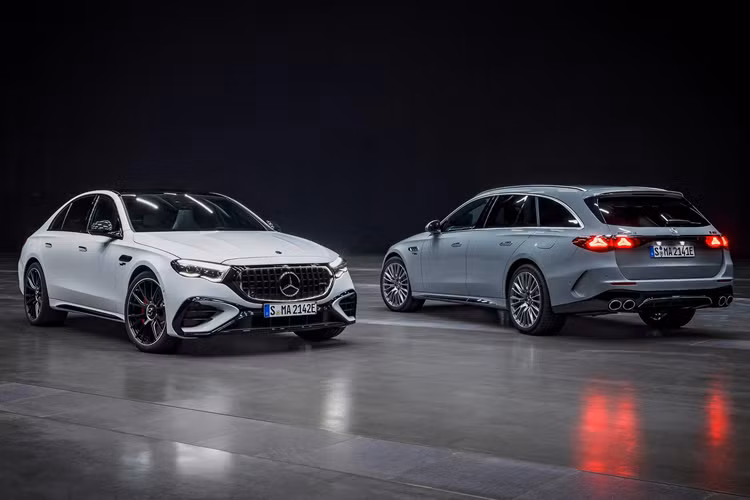 Mô-tơ điện được tích hợp thẳng vào bên trong hộp số. Pin có tổng công suất 28,6 kWh và được đặt dưới sàn xe. Khi dùng sạc nhanh DC 60 kW, pin có thể được sạc từ 10-80% chỉ trong 20 phút. Cơ chế phanh tái sinh cho phép xe dừng lại mà không cần chạm vào bàn đạp phanh.