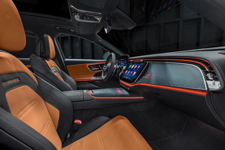 Các kỹ sư Mercedes-AMG thậm chí còn làm khung vỏ thân xe thêm phần vững chắc bằng cách lắp một thanh giằng mới giữa các giá đỡ thanh chống của hệ thống treo trước để tăng tính năng động theo phương ngang.