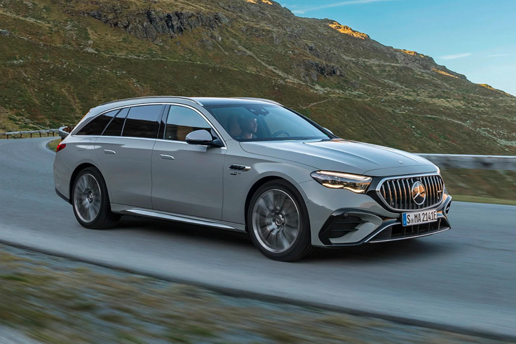 Bên trong nội thất có các chi tiết trang trí được chiếu sáng nằm dưới lớp ốp bằng gỗ tần bì, vô-lăng AMG Performance bọc da Nappa, hệ thống đa phương tiện MBUX tiêu chuẩn có các tính năng AMG như AMG Track Pace tùy chọn và AMG Performance, nâng cấp được lên MBUX Superscreen tích hợp màn hình phụ cho hành khách.