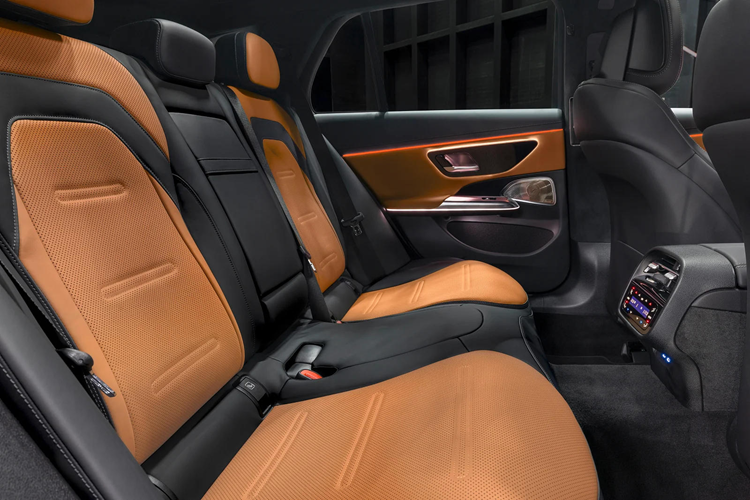 Tương tự, các thanh chống bổ sung từ các bộ phận bên hông đến phía sau cho phép nâng cao độ chính xác khi lái xe và độ ổn định cao hơn. E53 Hybrid còn trang bị tiêu chuẩn hệ thống lái trục sau giúp tăng tính cơ động và nhanh nhẹn.