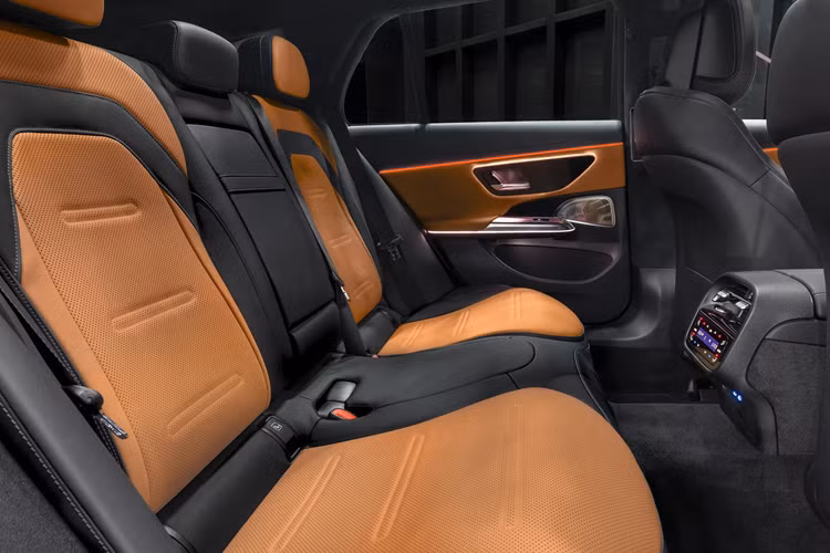 Tương tự, các thanh chống bổ sung từ các bộ phận bên hông đến phía sau cho phép nâng cao độ chính xác khi lái xe và độ ổn định cao hơn. E53 Hybrid còn trang bị tiêu chuẩn hệ thống lái trục sau giúp tăng tính cơ động và nhanh nhẹn.