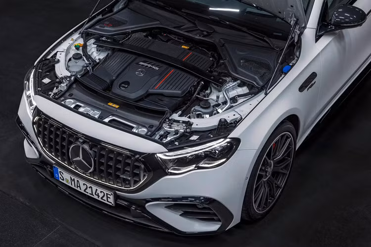 Là một bước tiến đáng kể so với thế hệ tiền nhiệm về mọi mặt, mẫu xe sang Mercedes-AMG E53 2024 đủ nhanh để gây ấn tượng với những người sở hữu chiếc E63 sắp ra mắt và đủ sang trọng để làm mê hoặc những người sở hữu S-Class.