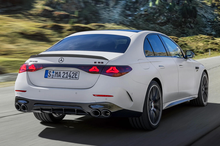 Ngoài ra, trong vòng 1 năm kể từ thời điểm chính thức bán, mẫu xe này sẽ có bản đặc biệt Edition 1 với màu sơn Manufaktur độc đáo, sọc đen thể thao, các gói kiểu dáng ngoại thất độc quyền chẳng hạn như tùy chọn AMG Carbon Exterior, cũng như những điểm nhấn nội thất đặc biệt.