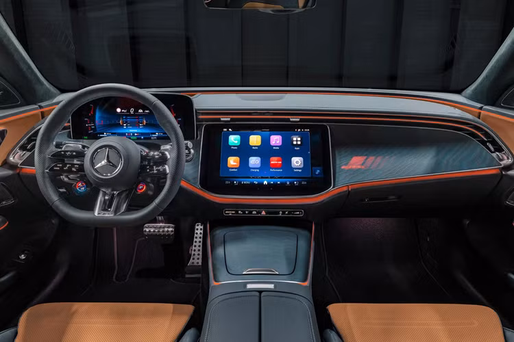 Mang lại cảm giác lái năng động thú vị là hệ thống treo AMG Ride Control được phát triển đặc biệt với hệ thống giảm xóc thích ứng mang đến sự kết hợp tuyệt vời giữa cảm giác lái thể thao và sự thoải mái.