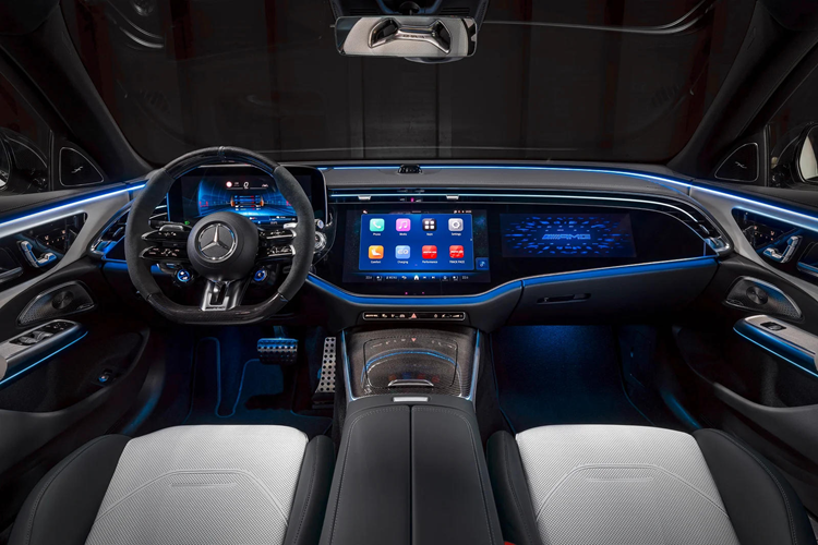 AMG Dynamic Select cung cấp nhiều chế độ lái. Khách hàng có thể chọn các chế độ thông thường như Comfort, Sport, Sport+, Individual và Smoothness, cũng như các chương trình thiên về sử dụng năng lượng điện gồm Electric và Battery Hold.