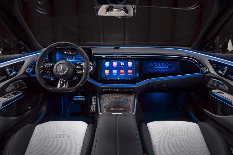 AMG Dynamic Select cung cấp nhiều chế độ lái. Khách hàng có thể chọn các chế độ thông thường như Comfort, Sport, Sport+, Individual và Smoothness, cũng như các chương trình thiên về sử dụng năng lượng điện gồm Electric và Battery Hold.