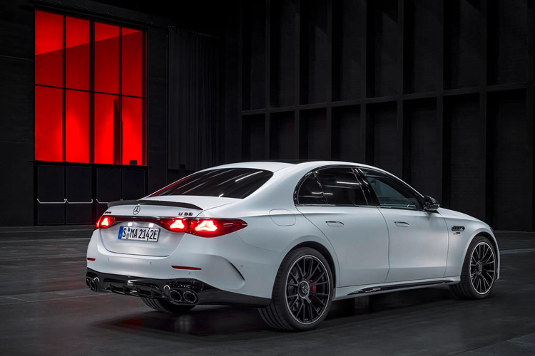 Bên hông xe là vòm bánh lớn hơn, tăng thêm 11 mm mỗi bên, cùng với ốp chân cửa và bộ mâm hợp kim 19 inch mới, có thể nâng cấp lên loại hợp kim 20 inch hoặc đúc 21 inch (tùy chọn). Phía sau là 4 ống xả và lắp cánh gió sau – chi tiết khác các bản AMG Line.