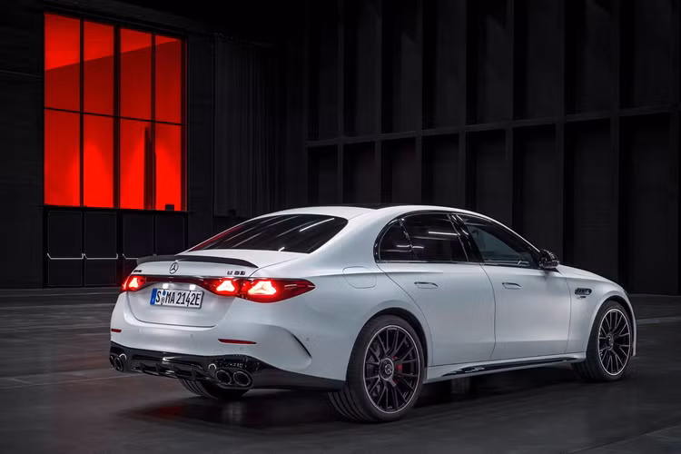 Bên hông xe là vòm bánh lớn hơn, tăng thêm 11 mm mỗi bên, cùng với ốp chân cửa và bộ mâm hợp kim 19 inch mới, có thể nâng cấp lên loại hợp kim 20 inch hoặc đúc 21 inch (tùy chọn). Phía sau là 4 ống xả và lắp cánh gió sau – chi tiết khác các bản AMG Line.